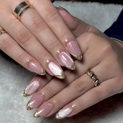 This stunning set features a pink cat eye base with a bold, metallic gold chrome French tip. The combination of the shimmering base and high-shine tip creates a luxurious and eye-catching look.