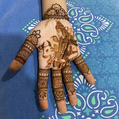 A beautiful and simple design featuring Lord Shiva with Nandi the bull on the palm. This is perfect for someone who wants a divine touch without a full bridal design.