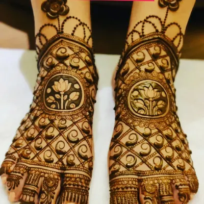 Your feet deserve beautiful mehendi too. This is a full-coverage foot design featuring a central lotus motif surrounded by intricate net patterns, ensuring you look perfect from head to toe.