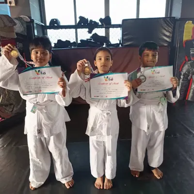 Humare XFF gym ke students ne VIVA Judo Championship 2024 mein shaandar perform kiya. Khalid Shaikh aur Almas Shaikh ne gold medal jeeta, aur Umar Shaikh ne silver. Yeh tasveer unki jeet aur humari quality training ka saboot hai.