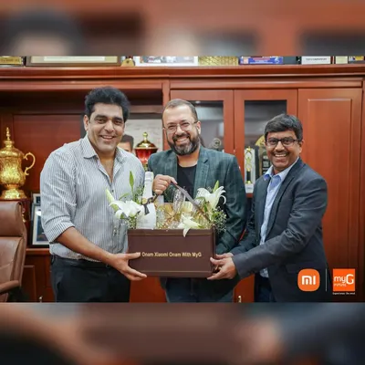 It is a joy to see clients receive their gifts. Here are executives from Xiaomi and MyG with the bespoke Onam hamper I curated, a testament to the strong relationships built through thoughtful gifting.