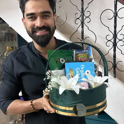 It was a pleasure to see actor Shine Shetty with the Holi hamper I curated on behalf of Kishen Bilagali. The hamper is presented in a beautiful green velvet box adorned with fresh lilies.