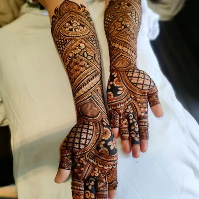 A perfect example of a full Indian bridal design, showcasing the balance and density we work towards in the advanced course.