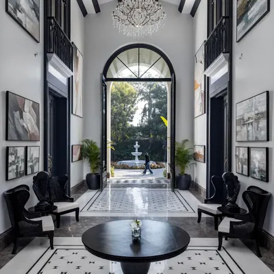 The vaulted entryway of the House of Verandahs creates a dramatic first impression, drawing the eye through the home to the gardens beyond. The design establishes long visual lines and a sense of symmetry, allowing light and movement to flow with ease.