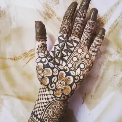 A practice piece focusing on a mix of geometric and floral patterns. I love playing with different fillers, like the star-like pattern on the palm.