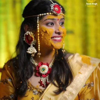 The quintessential Haldi glow. This bride looks absolutely stunning, her face bright with turmeric and her look completed by our red and white floral jewellery.