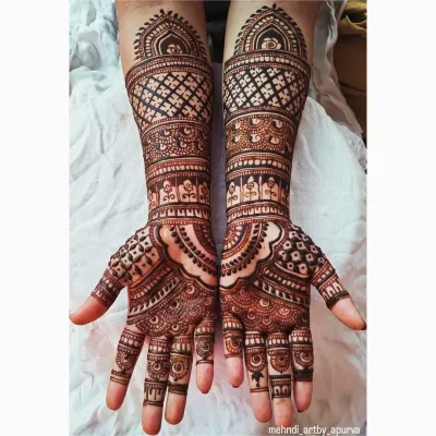 A symmetrical design where both hands mirror each other. I used a combination of bold arches, fine checkerboard fills, and delicate dot work to create a balanced and intricate bridal look.