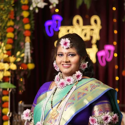 My beautiful client all decked out for her Dohale Jevan (baby shower). I gave her a very natural, no-makeup makeup look to complement her traditional floral jewelry.