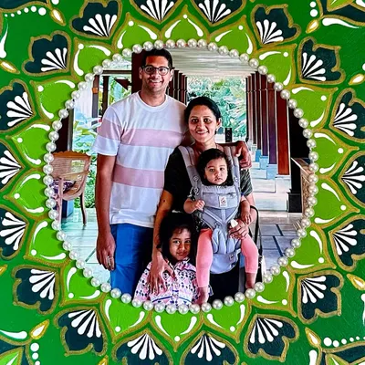 A close-up of the beautiful family photo surrounded by my hand-painted green mandala. The pearl details around the photo add an extra touch of elegance to this custom frame.