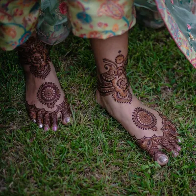 I believe in providing a complete look, which includes elegant feet mehendi. This design features a central mandala on the foot, complemented by a delicate pattern around the ankle, perfect for any bride or guest.