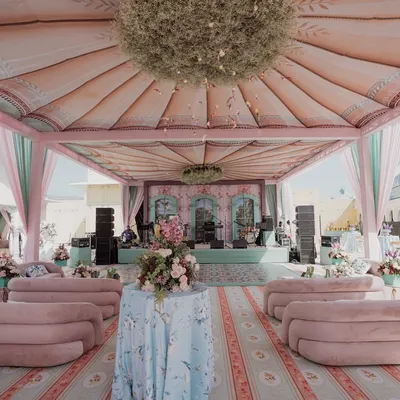 An overview of the 'Mint to Be' setup, where soft pink and mint green create a dreamy, fairytale atmosphere. The custom-printed tent ceiling and plush, modern furniture combine for a look of pure romanticism.