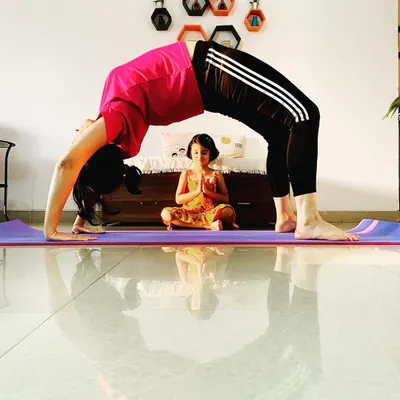 A beautiful moment of shared practice. While I demonstrate an advanced backbend, my young student practices her own form of meditation. This shows how my sessions can be adapted for different skill levels, allowing parents and children to practice side by side.