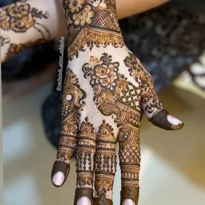 This Indo Arabic design combines the bold lines of Arabic mehendi with the intricate, full patterns of Indian mehendi.