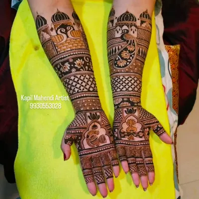 A majestic design featuring palace architecture and peacocks. The lotus motifs on the palms add a touch of grace and purity to this royal bridal mehendi.
