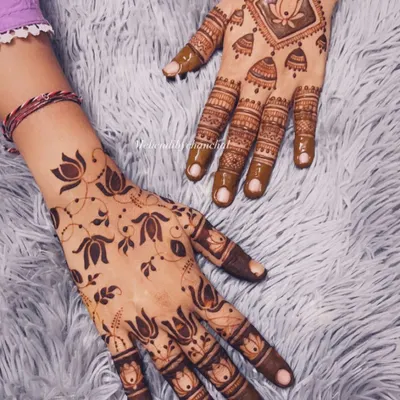 A beautiful and simple lotus vine design for Diwali. This minimalist style is perfect for someone who wants a touch of henna without full coverage.