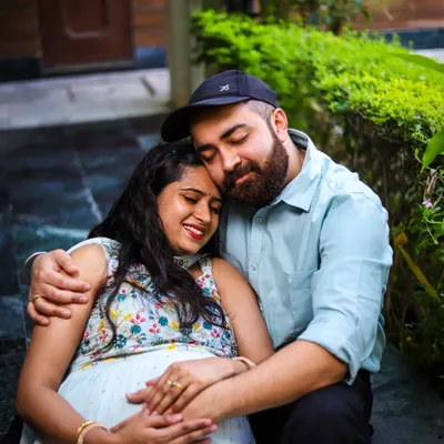 We believe the best portraits come from genuine connection. Here, we captured a quiet, tender moment between the expecting parents, focusing on their embrace and the shared anticipation of their new arrival. This kind of intimate couple photography is at the heart of our maternity sessions.