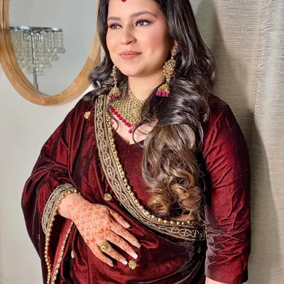 A gorgeous look for the sister of the bride. We went for a natural glam look with soft, wavy hair and a focus on radiant skin to complement her rich velvet outfit.
