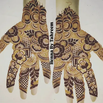 A design sketch for a full, dense floral mehendi. I love practicing these heavy floral patterns, focusing on how the different flower shapes and leaves fit together.