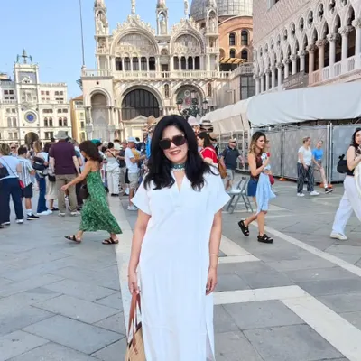 My first day in Venice, exploring St. Mark's Square. I wore this anti-fit white dress which was perfect for the hot weather. I paired it with a turquoise 925 silver choker for a pop of color.