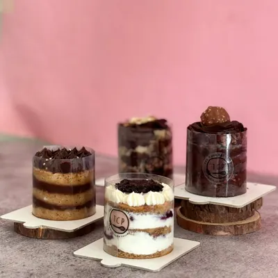 Whenever you're in doubt, a box of four mini cakes is the answer. This lets you try all your favorites in one go, from Tiramisu and Hazelnut Symphony to our seasonal fruit flavors.