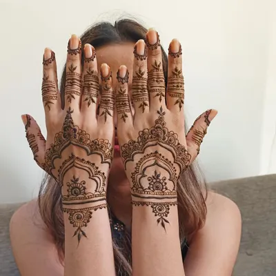 This simple and chic design is one of my most requested looks for guests. The delicate patterns on the wrist and fingers add a touch of elegance without being overwhelming.