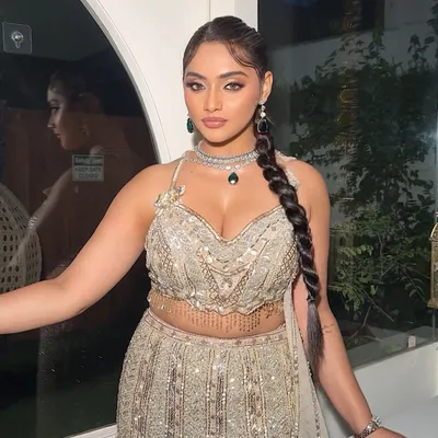 A simple yet stunning twisted braid, a modern and chic look perfect for cocktail parties or sangeet functions. This style is a favorite demo in my masterclasses.