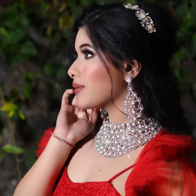 Creating that fairytale moment is my specialty. This full glam look features dramatic eyes, sculpted features, and radiant skin, perfect for a bride's reception, a special gala, or a high-fashion photoshoot.