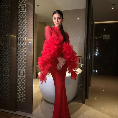 When it's time to shine, be the spotlight. This look for a Filmfare night features gold-dusted eyes, razor-sharp wings, and a bold attitude, all paired with a stunning red dress.