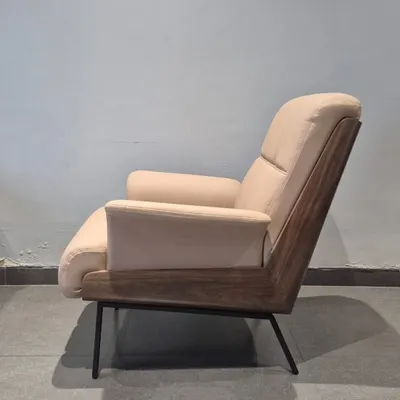 A side view of our modern lounge chair, showcasing the elegant combination of a wooden frame and plush upholstery. This piece is designed to be a comfortable and stylish addition to any lobby or waiting area.