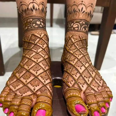 A classic bridal foot design featuring a full net (jaali) pattern with delicate flowers inside each diamond. The design covers the entire foot for a traditional look.