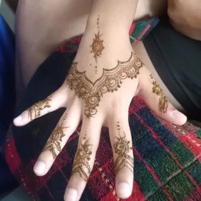 A very delicate and simple design on the back of the hand, perfect for someone trying mehendi for the first time.