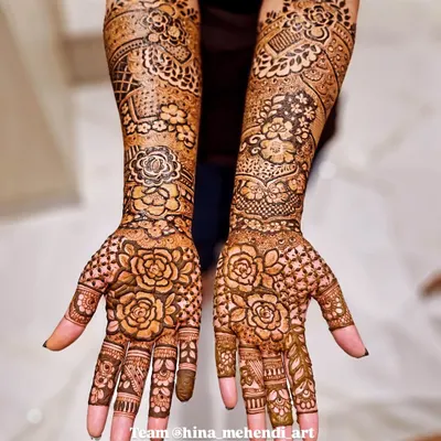 A full-coverage floral design created by my talented team. This rose-themed mehendi is perfect for a bride or for a festive occasion.