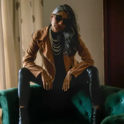 For this rock-chic photoshoot, we created a "Chief Execution Officer" look. It combines the edge of a biker jacket and leather-look pants with the timeless elegance of pearls.