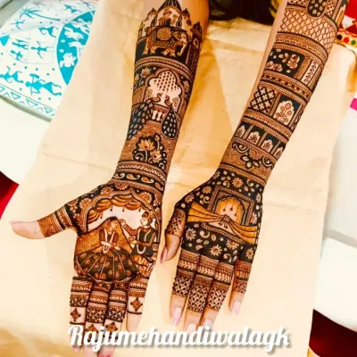 This design focuses on the key wedding rituals. One palm shows the pheras around the sacred fire, while the other depicts the sindoor moment, symbolizing the couple's union.