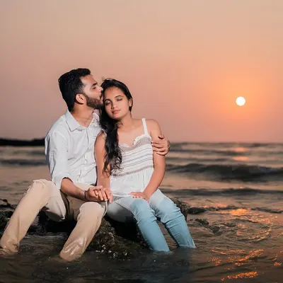 Nothing is more classic than a sunset kiss by the ocean. I use the warm, golden light of the setting sun to create incredibly romantic and timeless pre-wedding photos.