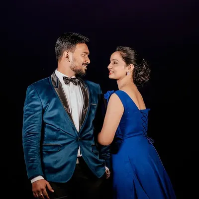 An intimate moment between a couple, captured against a simple black background. This setup is perfect for creating classic and romantic pre-wedding portraits that feel both modern and timeless.
