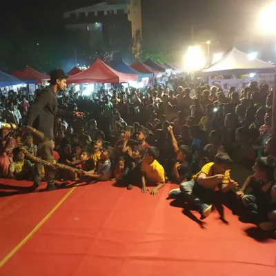Here's another angle from a large outdoor festival, right in the middle of an interactive routine with the audience. Engaging directly with the crowd, even on a big stage, is key to making everyone feel involved in the magic.