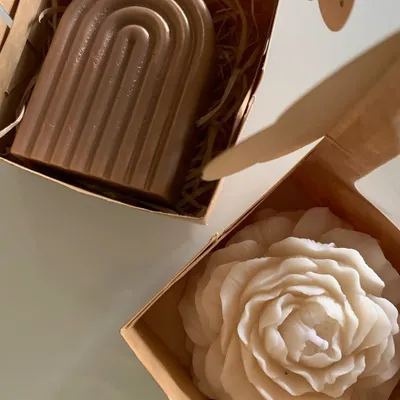 Minimal, elegant, and meaningful. This image showcases two of my aesthetic scented candles, one in a modern arch shape and the other a delicate peony flower, both packed in simple, eco-friendly kraft boxes.