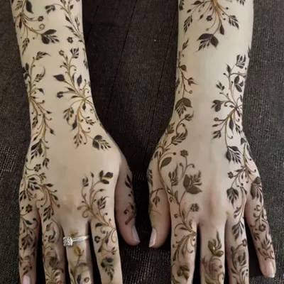 A delicate and beautiful vine pattern that covers the hands and arms. This style is so graceful and timeless, it looks like a part of you.
