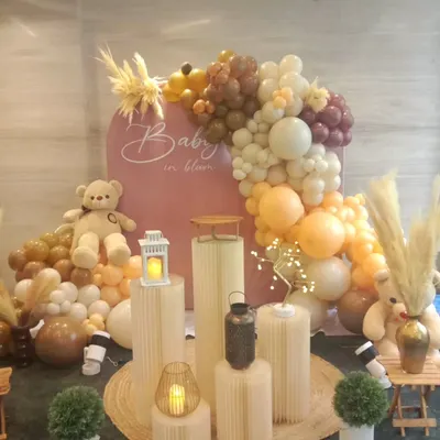 A "Baby in Bloom" baby shower with a boho teddy bear theme. I used a warm, earthy palette of brown, beige, and mustard balloons, along with ribbed plinths and pampas grass for a textured, stylish look.
