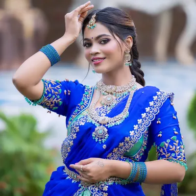 This bride is wearing a beautiful Victorian-style set with light blue stones. The antique finish gives it a very unique and royal look.