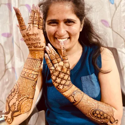 "Today my dream came true of getting my bridal mehandi done by you." Hearing these words from a bride is the most fulfilling part of my work. It was an honour to make her dream a reality.