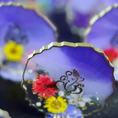 Personalized wedding favors. These purple agate-style coasters with a Ganesha design and real flowers are perfect as mehendi or wedding return gifts.