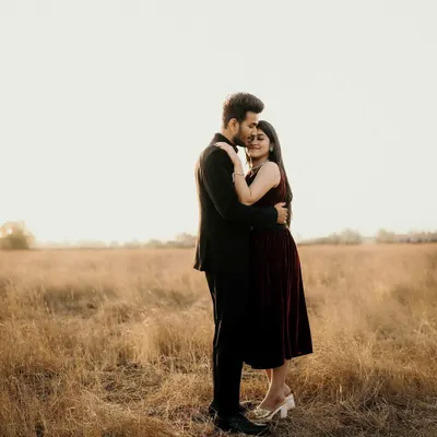 An embrace in the middle of a golden field at sunset. This is the classic, romantic pre-wedding shot that every couple dreams of, filled with warmth and intimacy.
