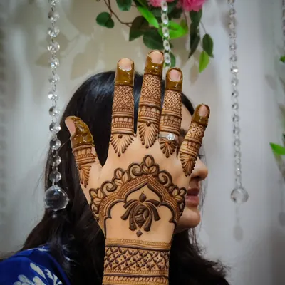 A simple yet elegant design on the back of the hand, perfect for a wedding guest or bridesmaid.
