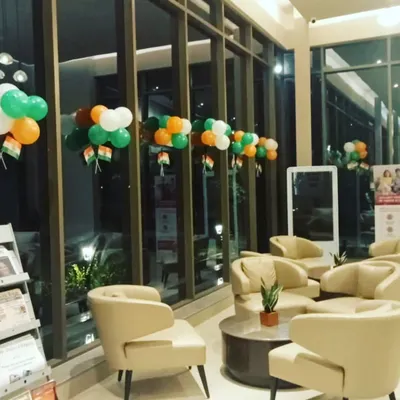 We help you celebrate national pride with simple yet effective decorations. In this corporate waiting area, we used tricolour balloon bouquets with small Indian flags to add a touch of patriotic spirit.