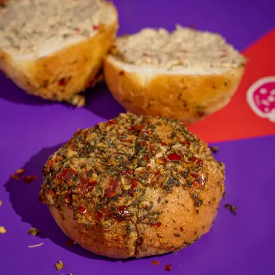 Our Hot Garlic Buns start with a pillowy brioche, filled with a velvety chili-garlic cream cheese. We finish it with a brushing of butter, spices, and herbs.