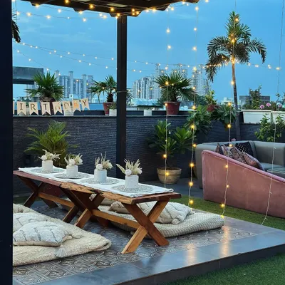 A soulful sunset view from my Gurugram rooftop. This boho-chic picnic setup with low wooden tables and floor cushions is perfect for a relaxed and intimate gathering with friends.