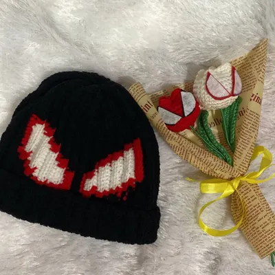 A closer look at the Spiderman-themed gift set. The beanie is paired with a unique bouquet of crochet tulips, perfect for any superhero fan.