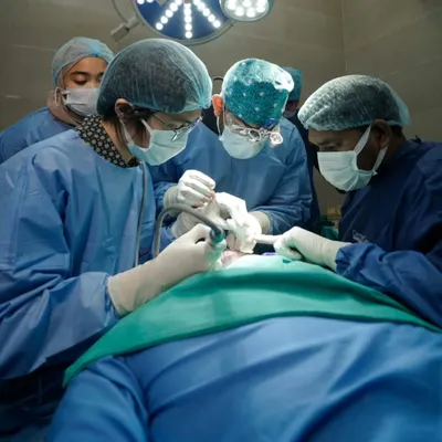 A close-up of a hands-on FUE procedure during our KSK Surgicals workshop. Trainees learn precision graft extraction, a critical skill for minimizing transection and ensuring graft viability.